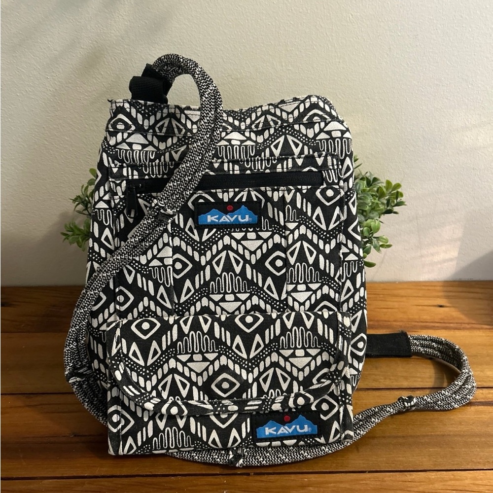 Kavu Black and White Crossbody Bag with Geometric Design with Matching Wallet